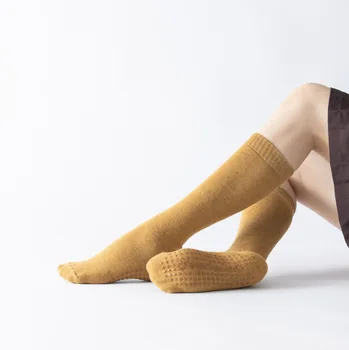 Памук, дълги чорапи за йога Женски дамски чорапи за пилатес Кадифе нескользящие чорапи за секс Антифрикционные чорапи за йога със средна дължина, с високо коляно